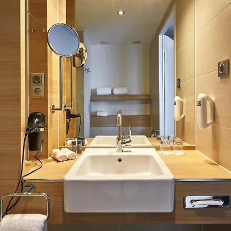 Hotel H+