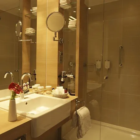 Hotel H+